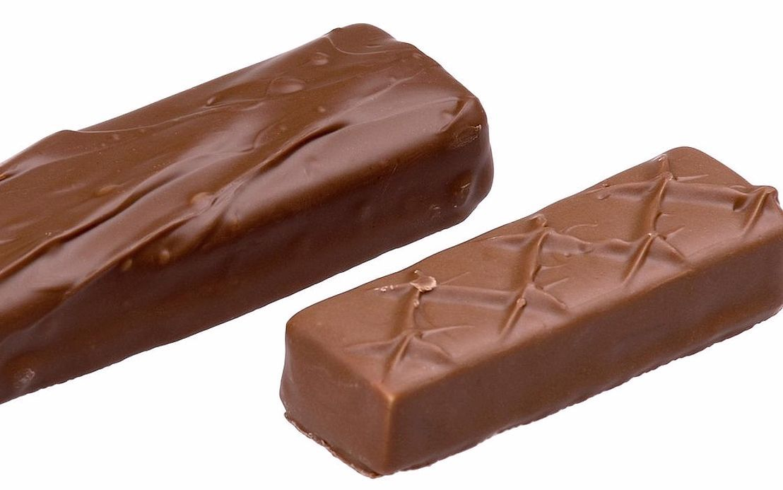 Bombón de chocolate artesanal en plato blanco